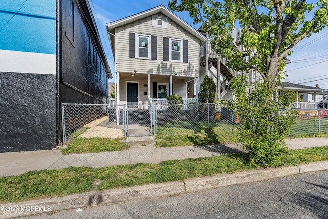 Building Photo - 303 Comstock St