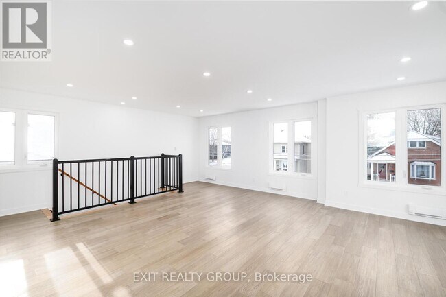 Photo du bâtiment - 211 Dundas St W