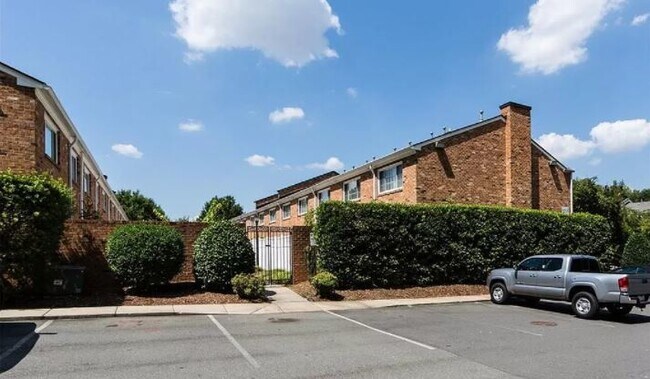 Building Photo - 1218 Green Oaks Ln