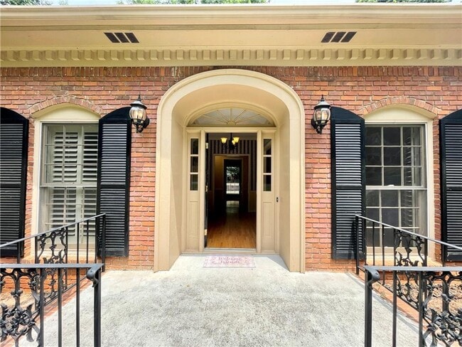 Building Photo - 880 Richmond Hill Dr