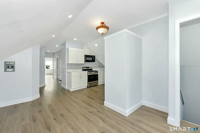 Building Photo - 463 Wilmot Ave