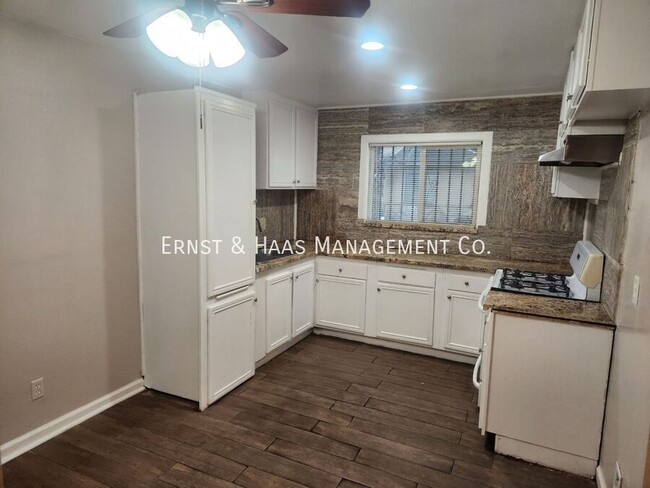 Building Photo - 4 Bedroom 2 Bath Townhome with 2 Car Attac...