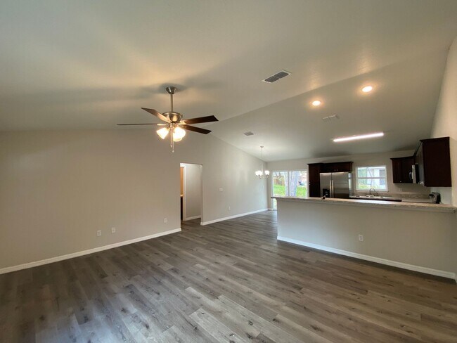 Building Photo - *** NOT AVAILABLE TO SHOW TILLL MID APRIL *** Custom Home - Desirable SE Ocala Neighborhood 3/2/2...