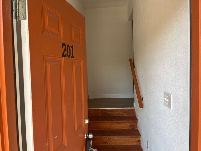 Foto del edificio - Two Bed/One Bath with Laundry Hook Ups