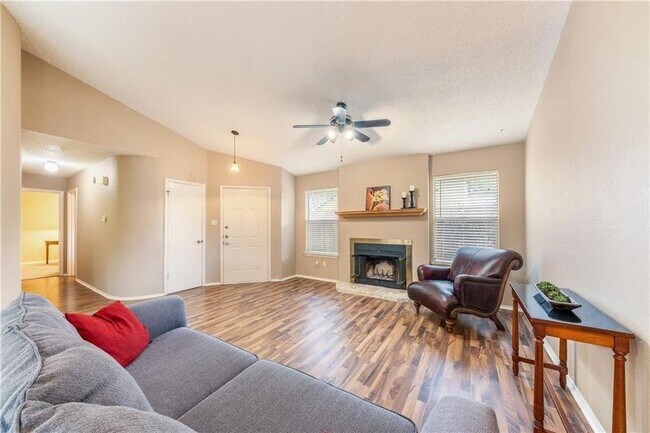 Foto del edificio - 3010 Red Bay Dr