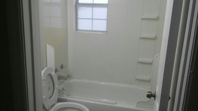Building Photo - Spacious and Clean Apartment