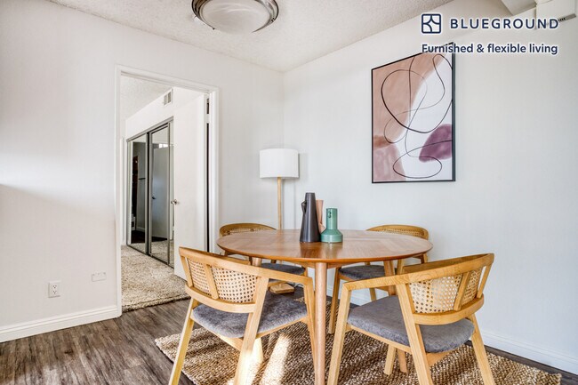 Foto del edificio - 1611 N Formosa Ave
