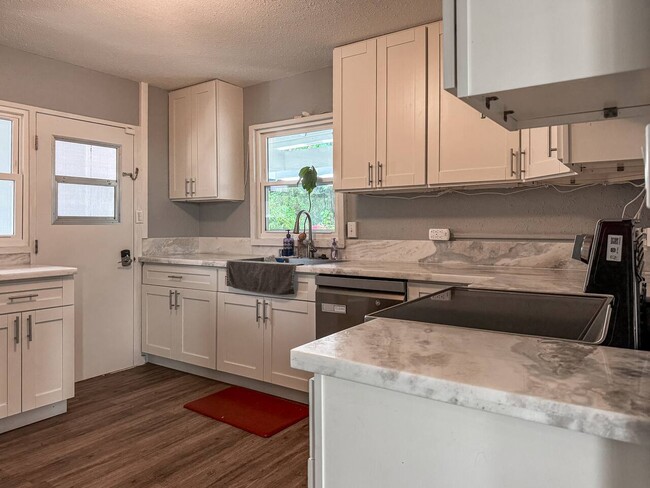 Building Photo - 3238 Alani Dr