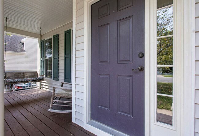 Foto del edificio - FABULOUS 5 BEDROOM RENOVATED HOME IN HAMPTON PARK