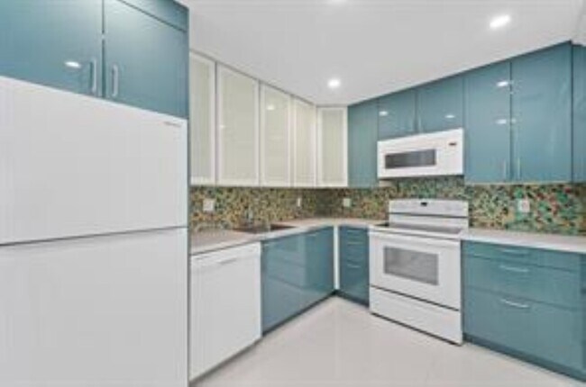 Foto del edificio - 3220 Bayview Dr