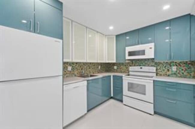 Building Photo - 3220 Bayview Dr