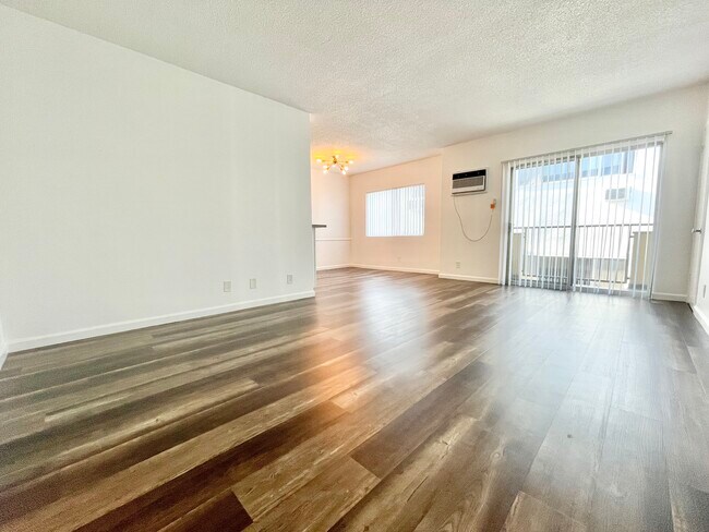 Foto del edificio - 1035 N Harper Ave