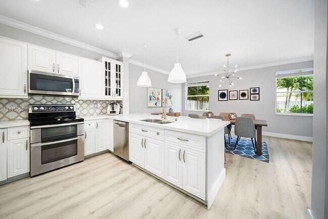 Building Photo - 721 Tanglewood Cir