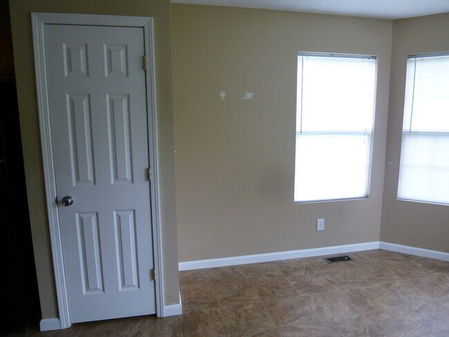 Foto del edificio - Open Concept 4 Bedroom Home & PETS WELCOME!!!