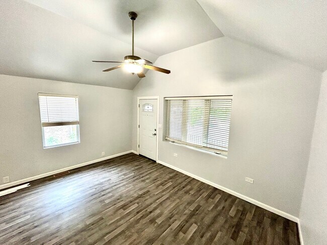 Building Photo - 3204 S Racine Ave