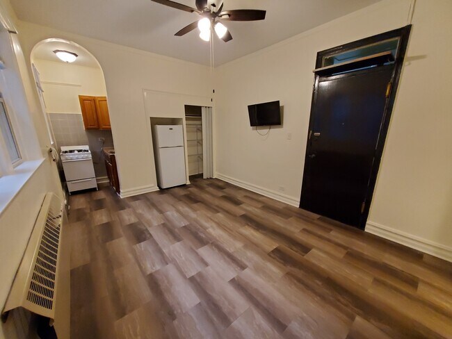 Building Photo - 834 W Fullerton Ave