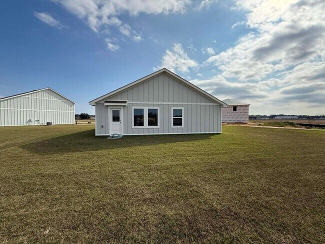 Foto del edificio - Four Bedroom/Two Bath - Summerdale