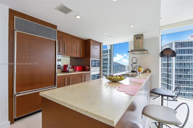 Building Photo - 495 Brickell Ave
