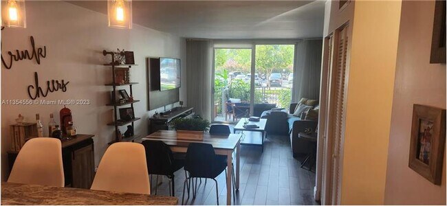 Foto del edificio - 680 NE 64th St