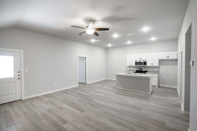 Building Photo - Sandy Creek Townhomes | Modern Living Near Dyess AFB