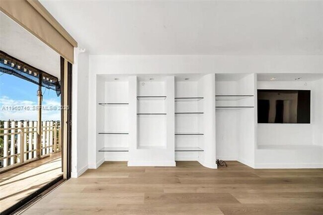 Foto del edificio - 6061 Collins Ave