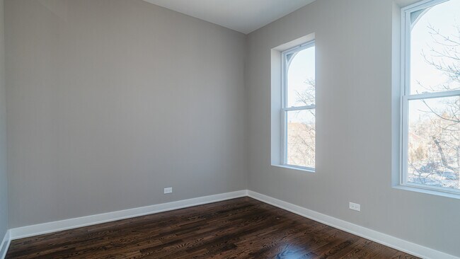 Foto del edificio - 2400 S Troy St