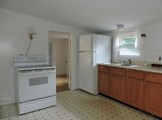 Building Photo - 10 Kinderhook St