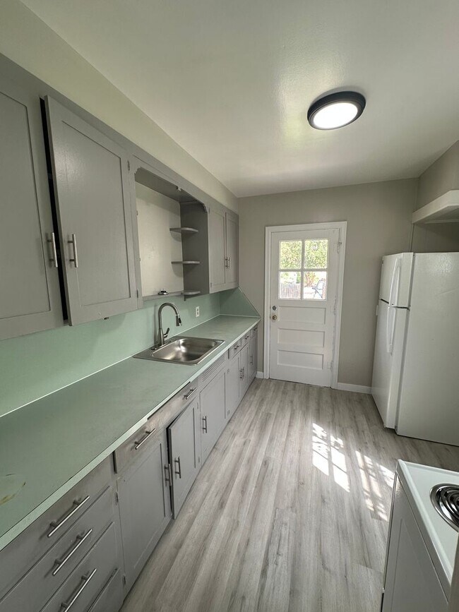 Building Photo - 2 BEDROOM, 1 BATHROOM APARTMENT