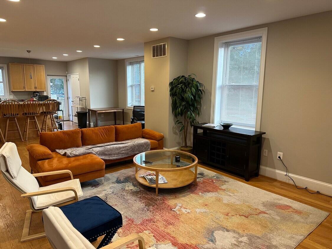 Photo - 1001 F St NE (Washington, DC)