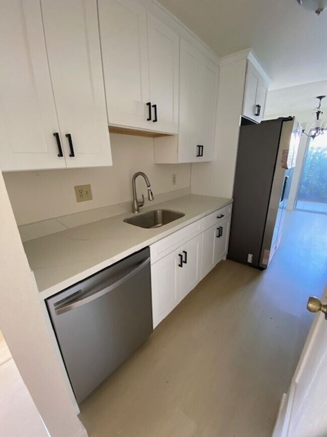 Foto del edificio - FRESH REMODEL and LARGE YARD!