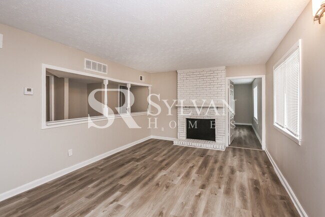 Foto del edificio - Lease today! No extra charge for contentme...
