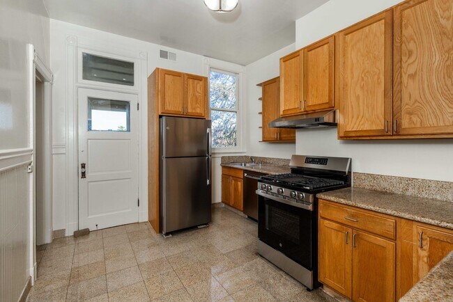 Foto del edificio - LARGE Full Floor 4BR/2BA. In-Unit Laundry, New Stainless Appliances!