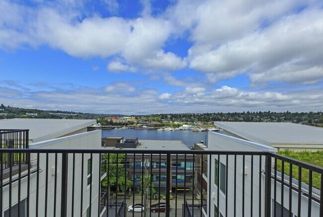 Building Photo - Eastlake Flats