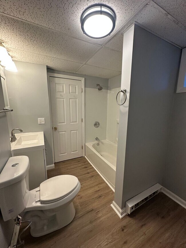 Foto del edificio - Beautifully Renovated Multilevel 2-Bedroom...