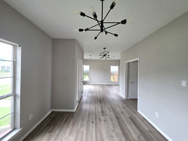 Foto del edificio - Spacious 4-Bedroom Home with Pool & Spa in...
