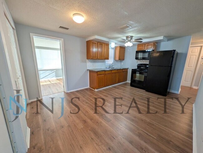 Foto del edificio - Fabulous 3/1/1 980 Sq. Ft. with NEW AC, NEW flooring, UPDATED kitchen & bath with GRANITE counter...