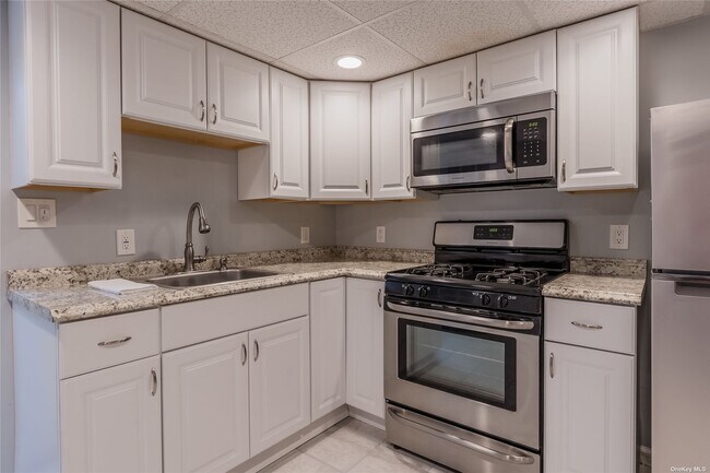 Building Photo - 648 Larkfield Rd