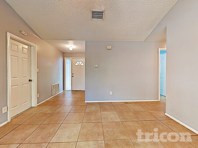 Foto del edificio - 1631 Spring Lake Dr