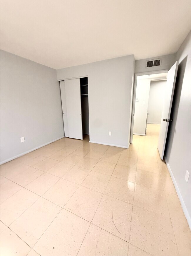 Foto del edificio - 2971 Four Towers Dr