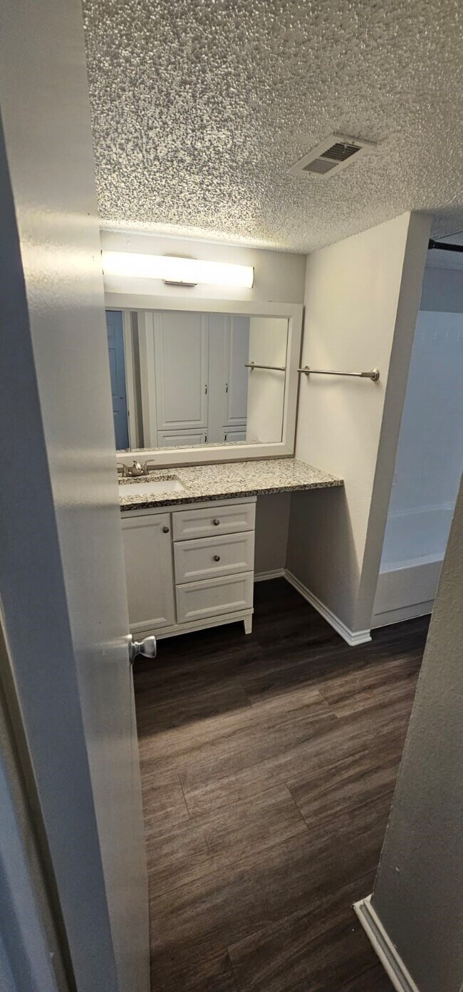 Foto del edificio - 3737 Timberglen Rd