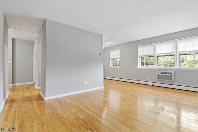 Building Photo - 138 Roseland Ave