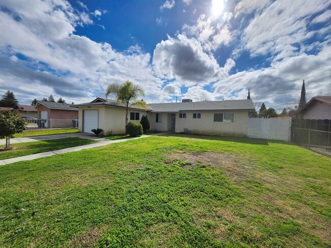 Foto del edificio - Charming 3-Bedroom Home in SW Visalia!