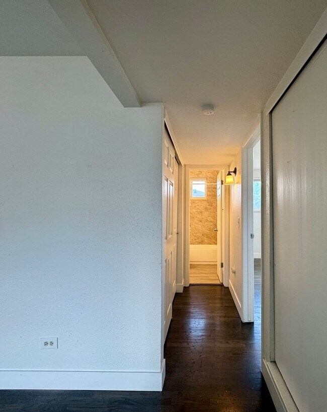 Building Photo - 2 Bedroom 1 Bath In Lakewood! Available Now!!