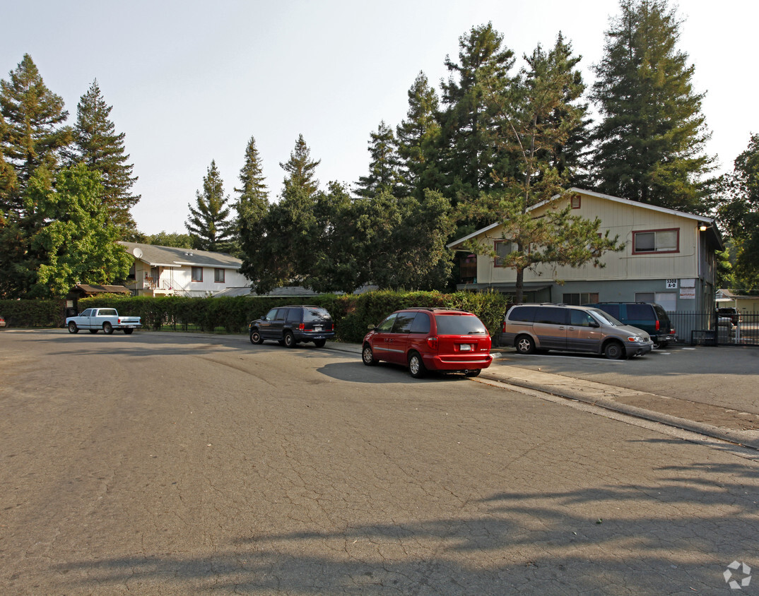 Primary Photo - Castle Rock Apartments