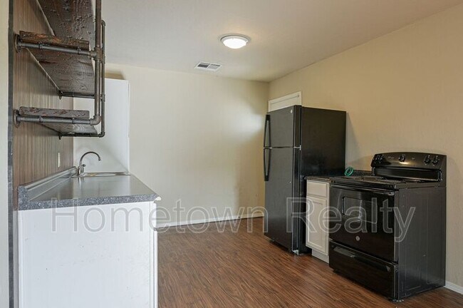 Building Photo - 135.5 E Himes St