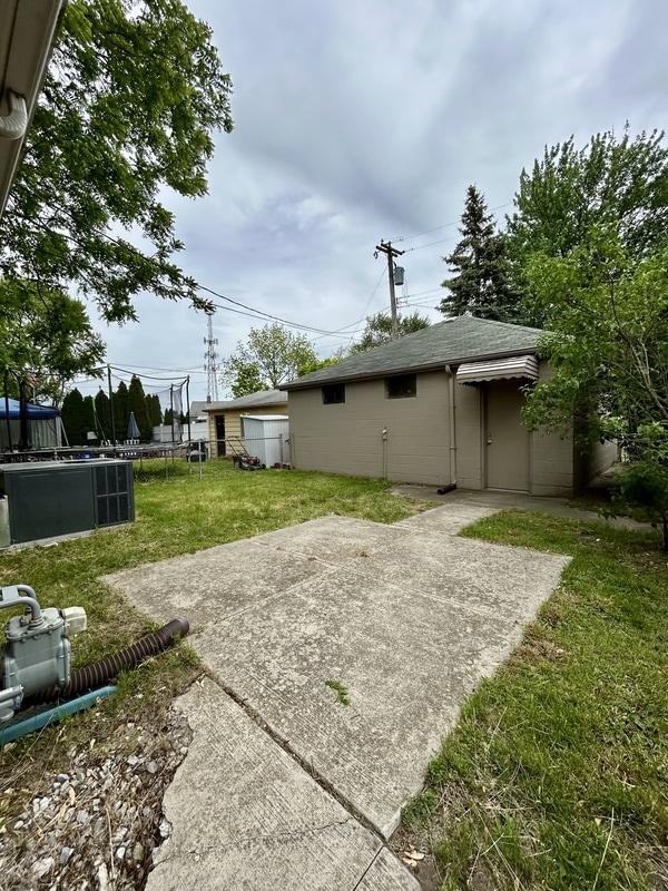 Building Photo - 555 Antoine St