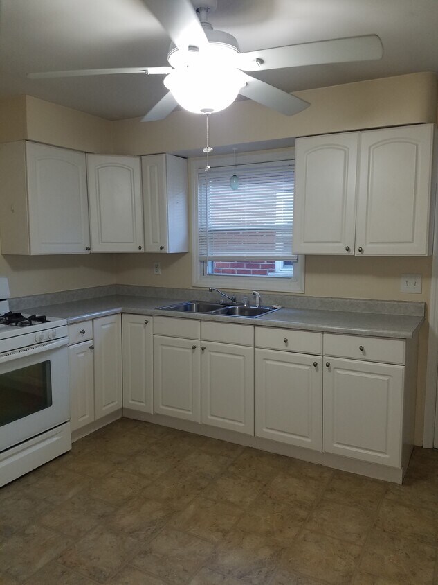 Kitchen 1 - 116 E 35th St