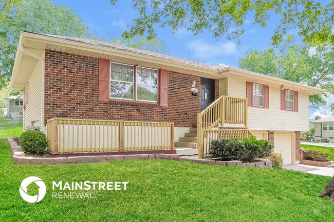 Building Photo - 701 N Redwood Dr