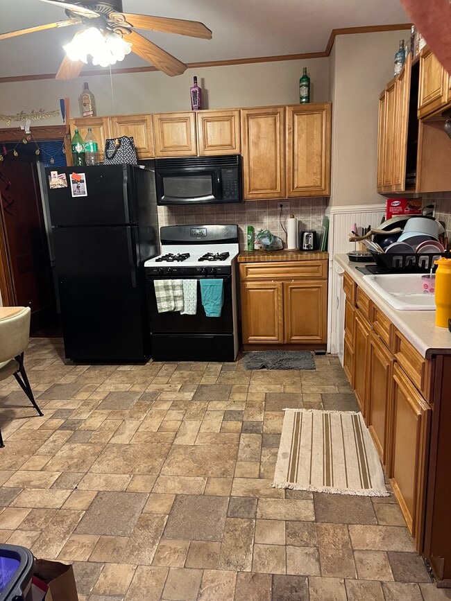Large kitchen - 1911 Noyes St