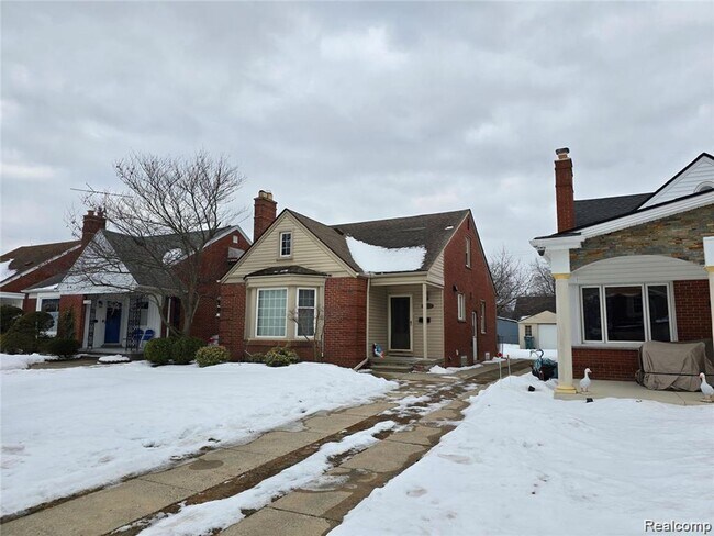 Foto del edificio - WELL MAINTAINED 3 BEDROOM 1.5 BATH BRICK BUNGALOW LOCATED IN ESTABLISHED WEST DEARBORN NEIGHBORHOOD